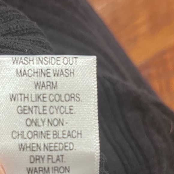 Croft & Barrow Women’s Sweater, Size Medium - Picture 9 of 9